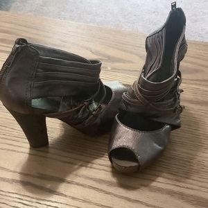 Stunning Apepazza sz 10 bronze heels